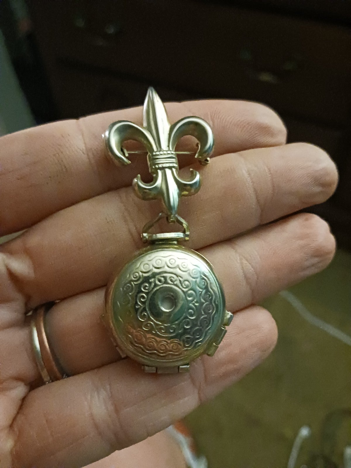 Vintage cora pendant