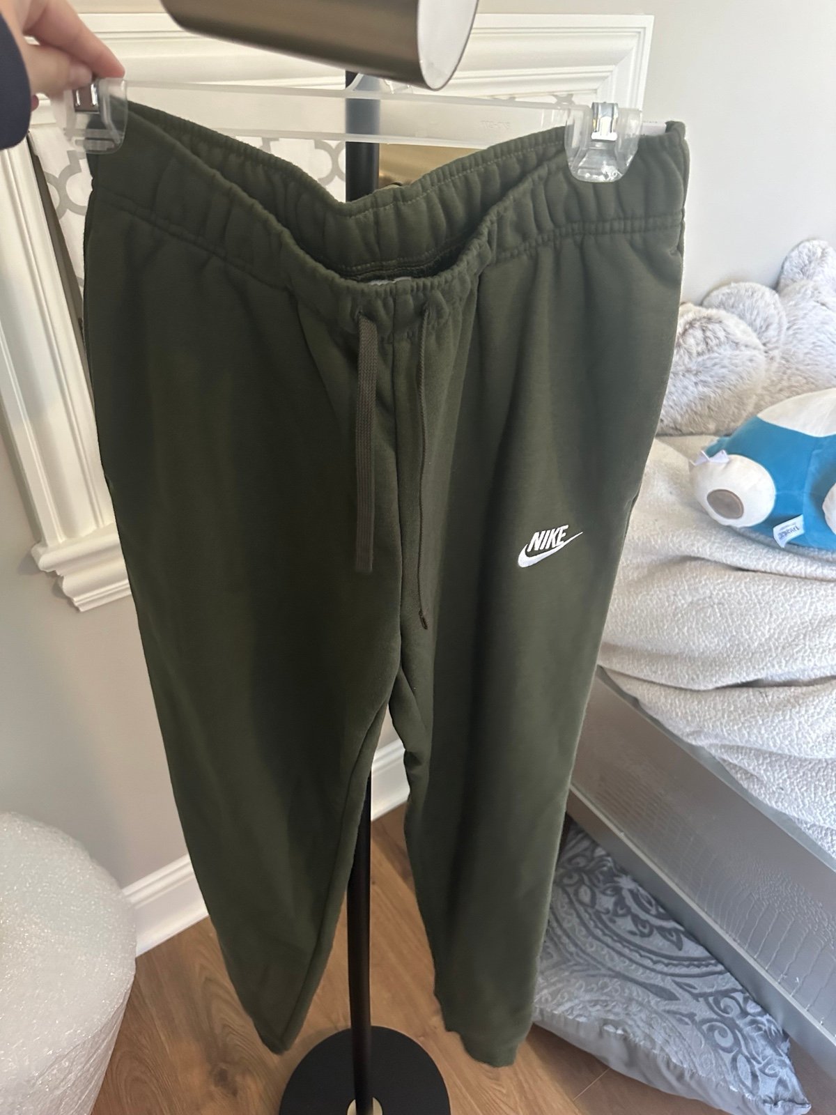NEVER WORN GREEN NIKE SWEATPANTS