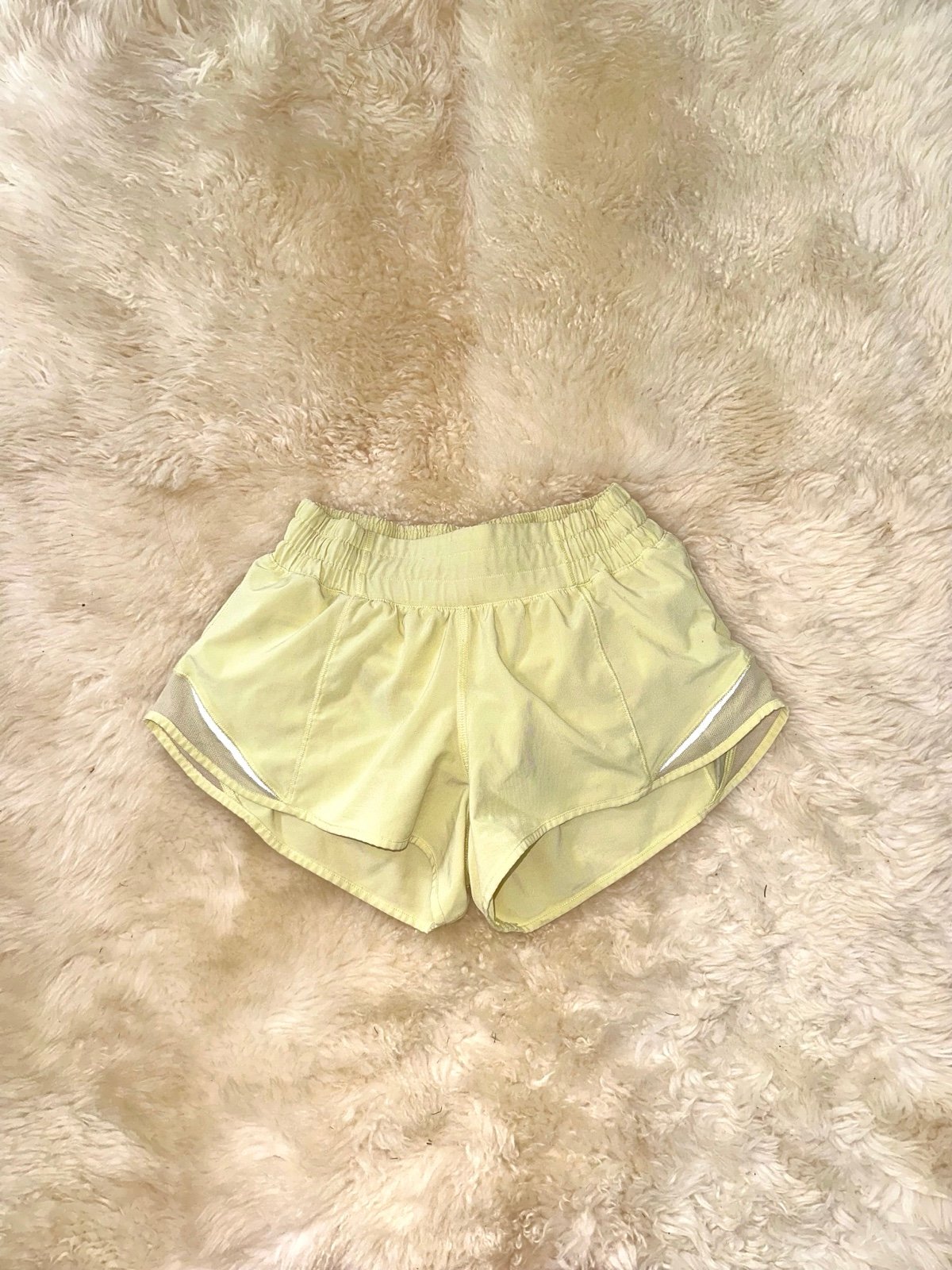 Lululemon Hotty Hot Short II *2.5 Lemon Ice Added pictures with + wit