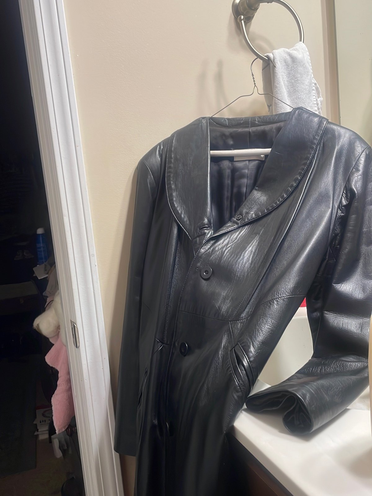 Geniune leather, woman’s 3/4 length jacket. Never seen worn.