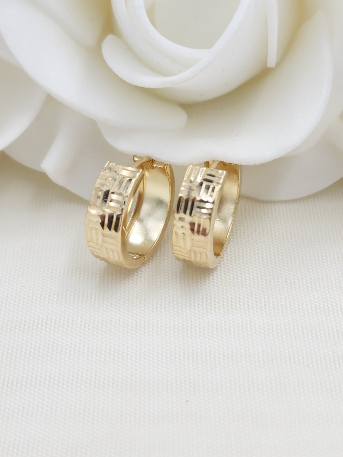 Elegant 14k gold Diamond Cut Huggies Earrings