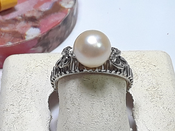 Estate 8mm Natural Cultured Pearl Leaf & ribbed Open sides 18Kt W/Gold Ring20125