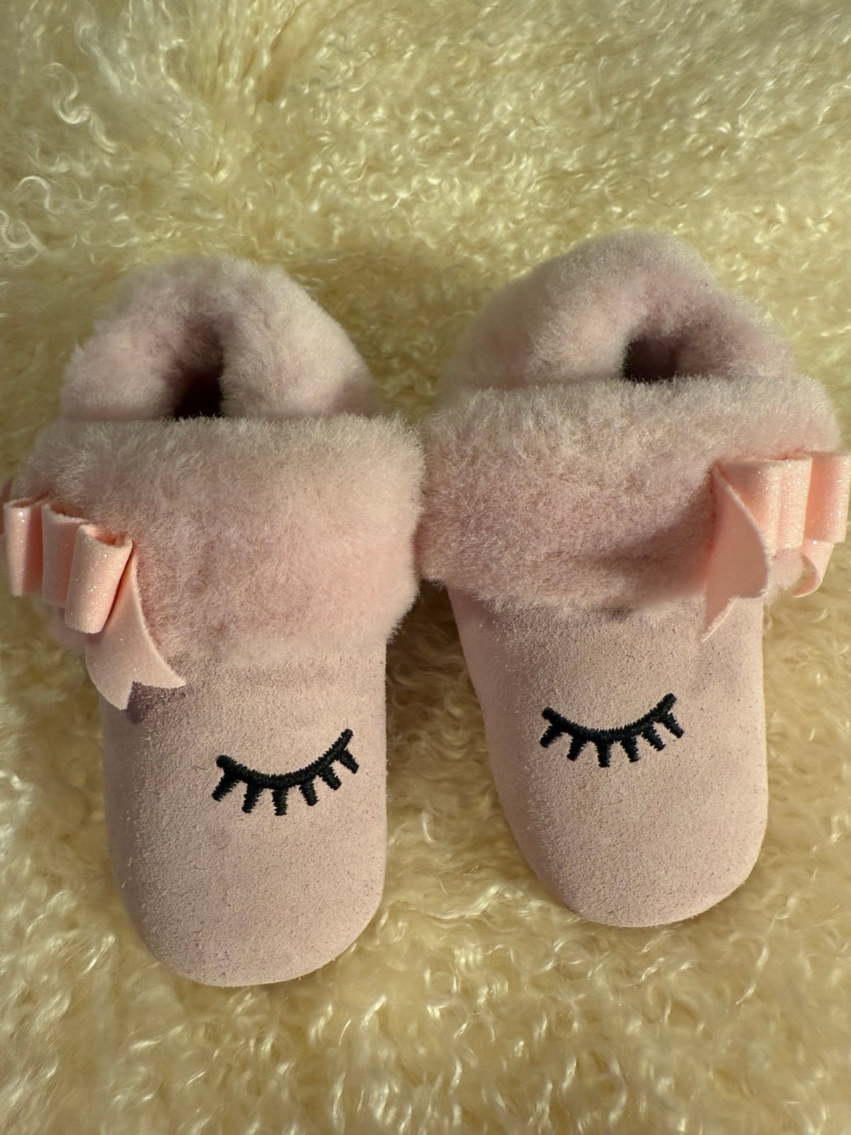 UGG pink smiling eyes shoes with pink sparking bows SIZE USA 4/5