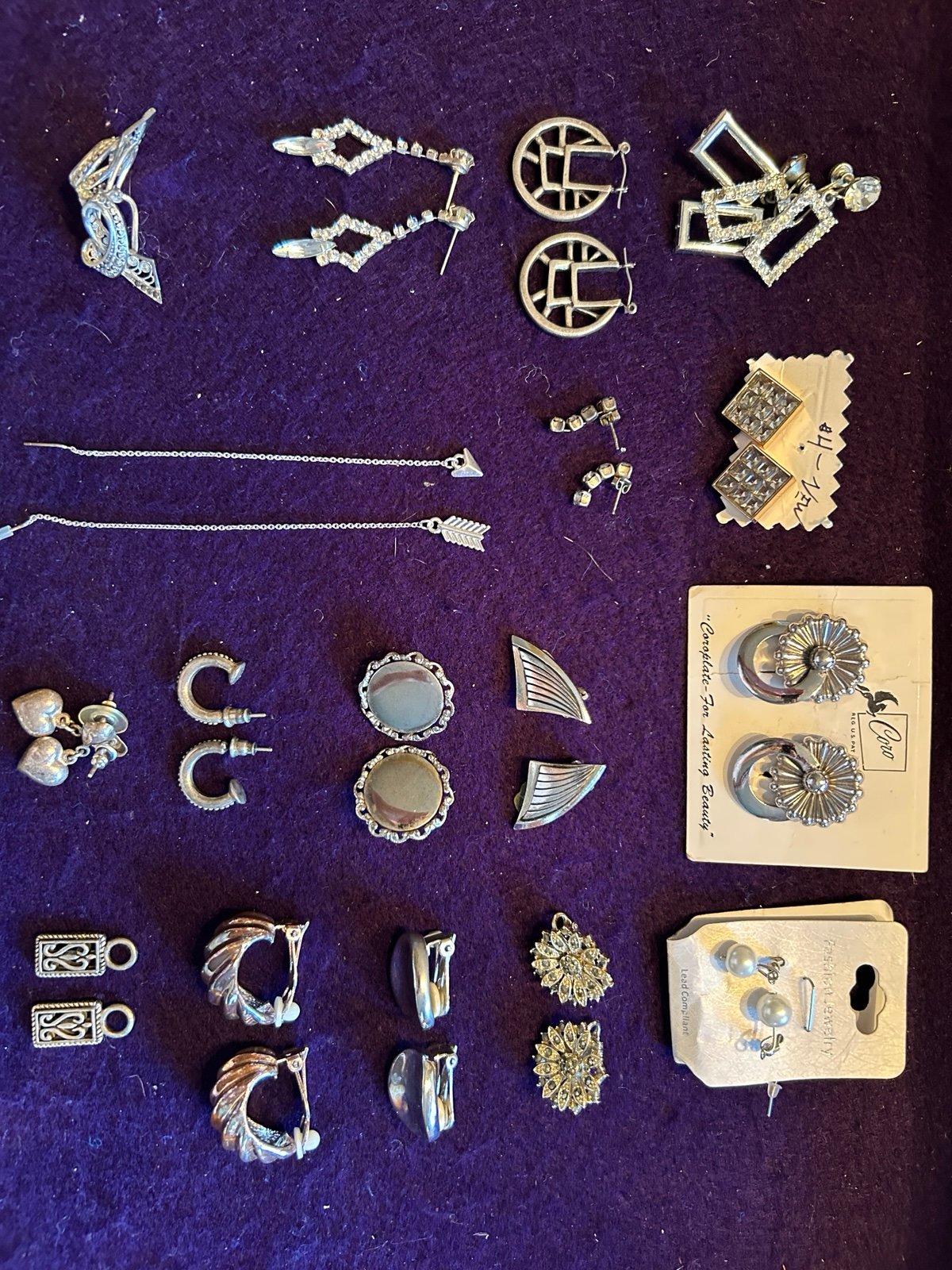 Earrings a lot of 17 pairs, Silvertone, designer, retro vintage, etc.Jewelry lot