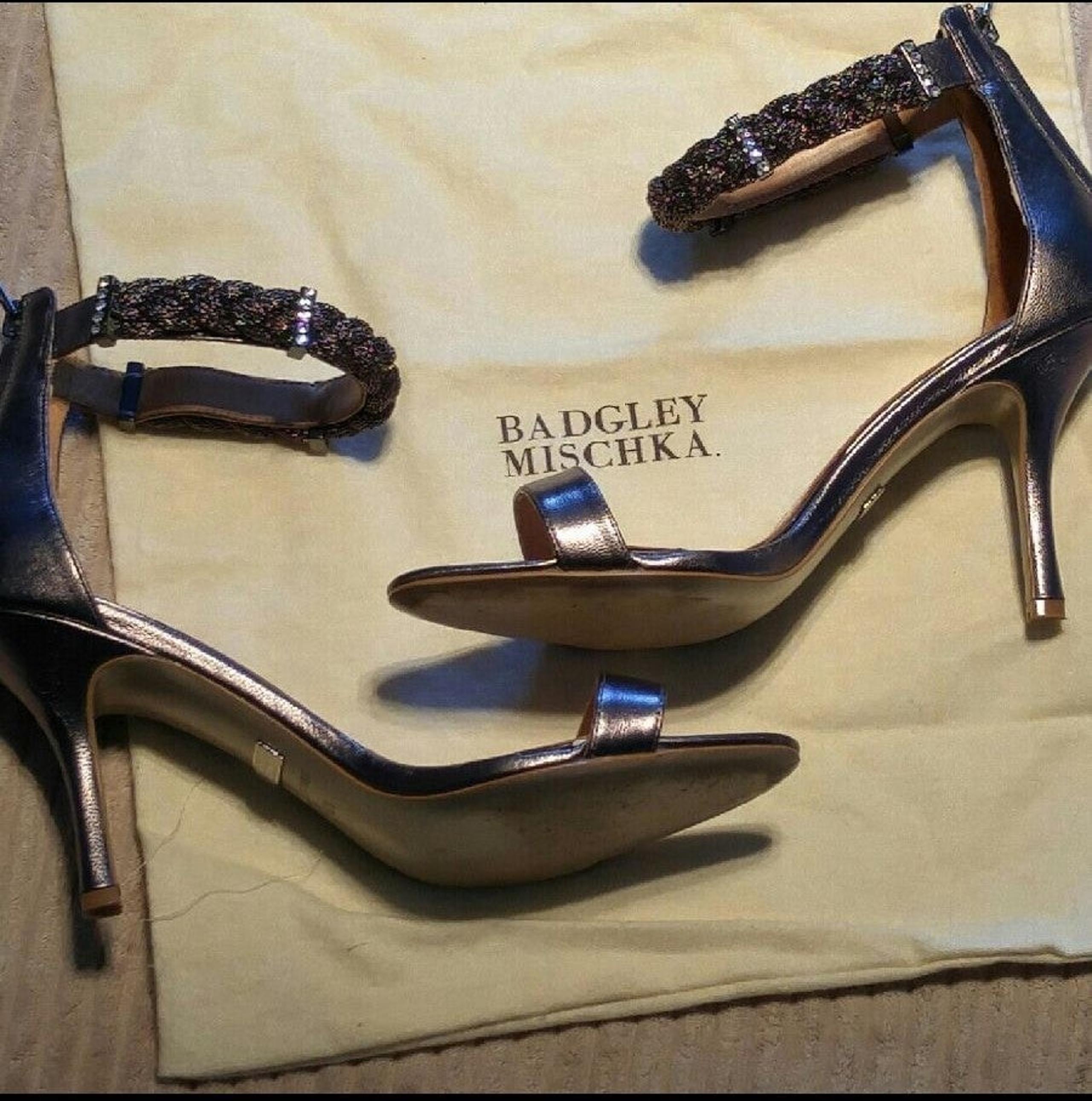 Badgley Mischka Size 8 1/2
"Hawthorne"