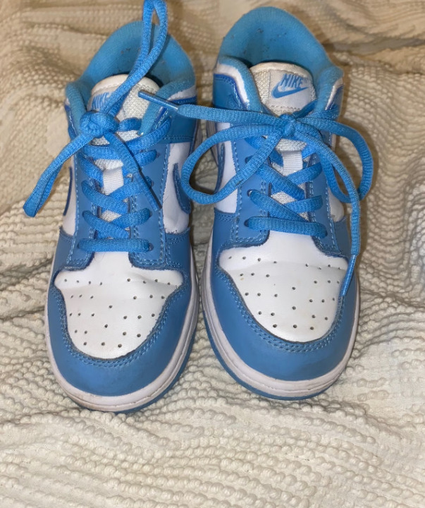 NIKE Dunk Low Boys Size 1Y UNC University Blue