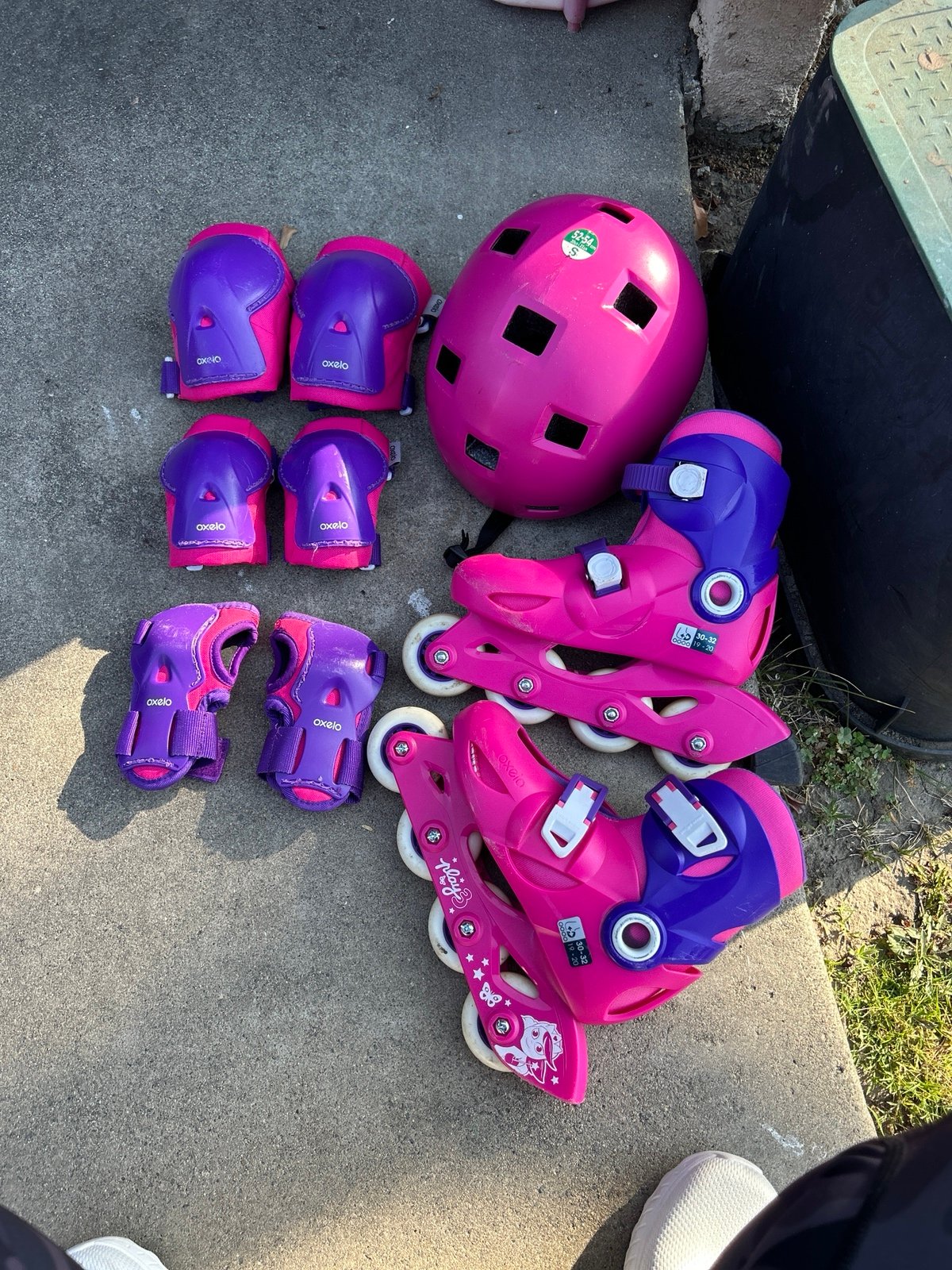 Girls skeet shoes, helmet and protective set