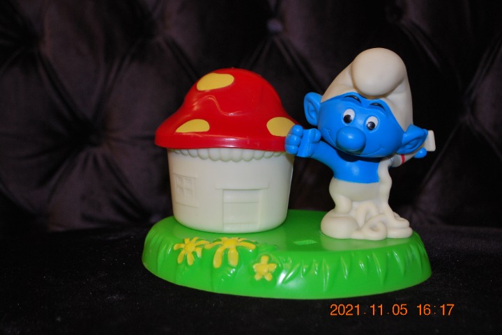 Vintage Smurfs toothbrush holder