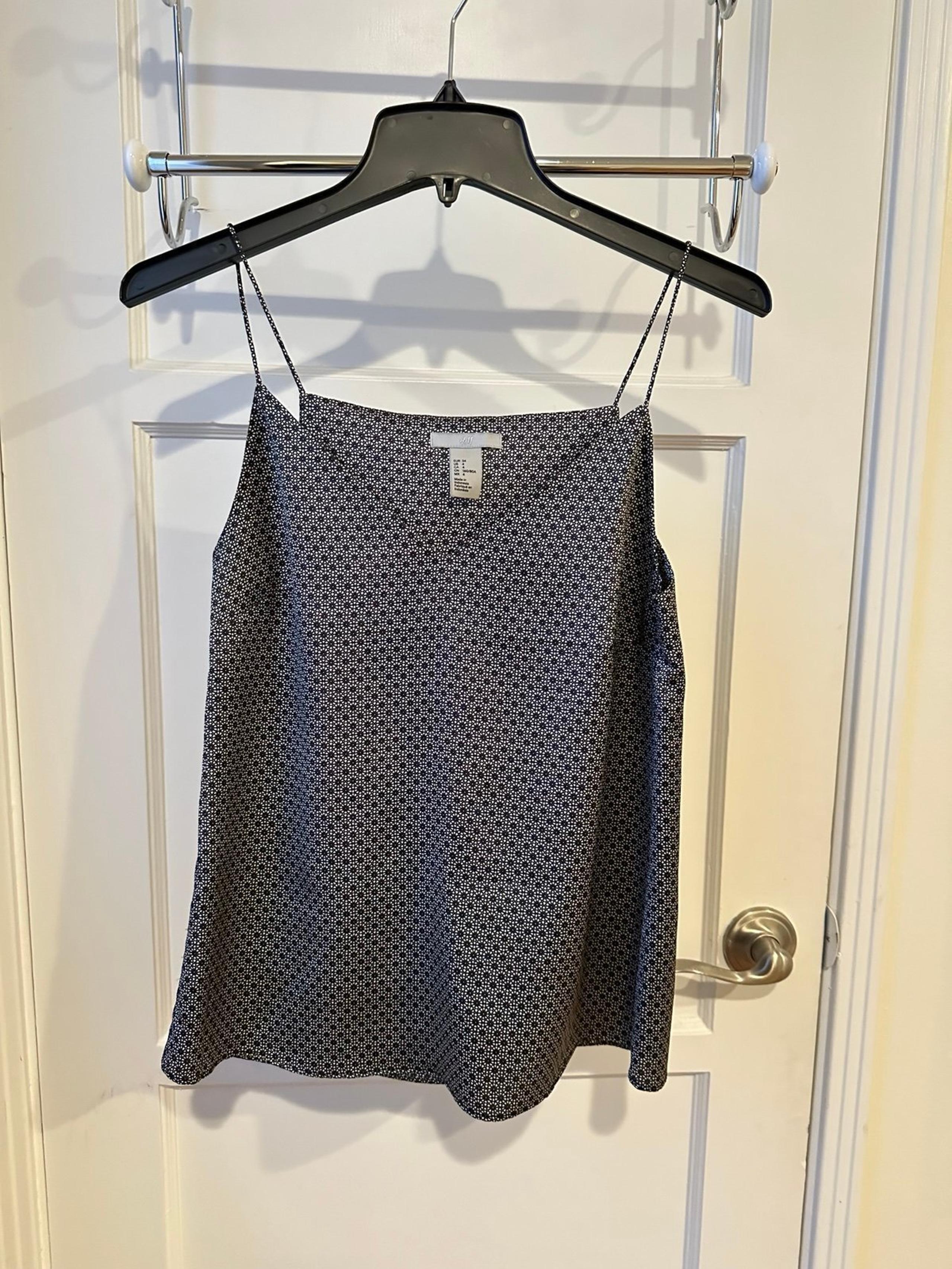 NWOT H&M Black and Cream / White Mosaic Design V Neck Cami, Womens Size 4