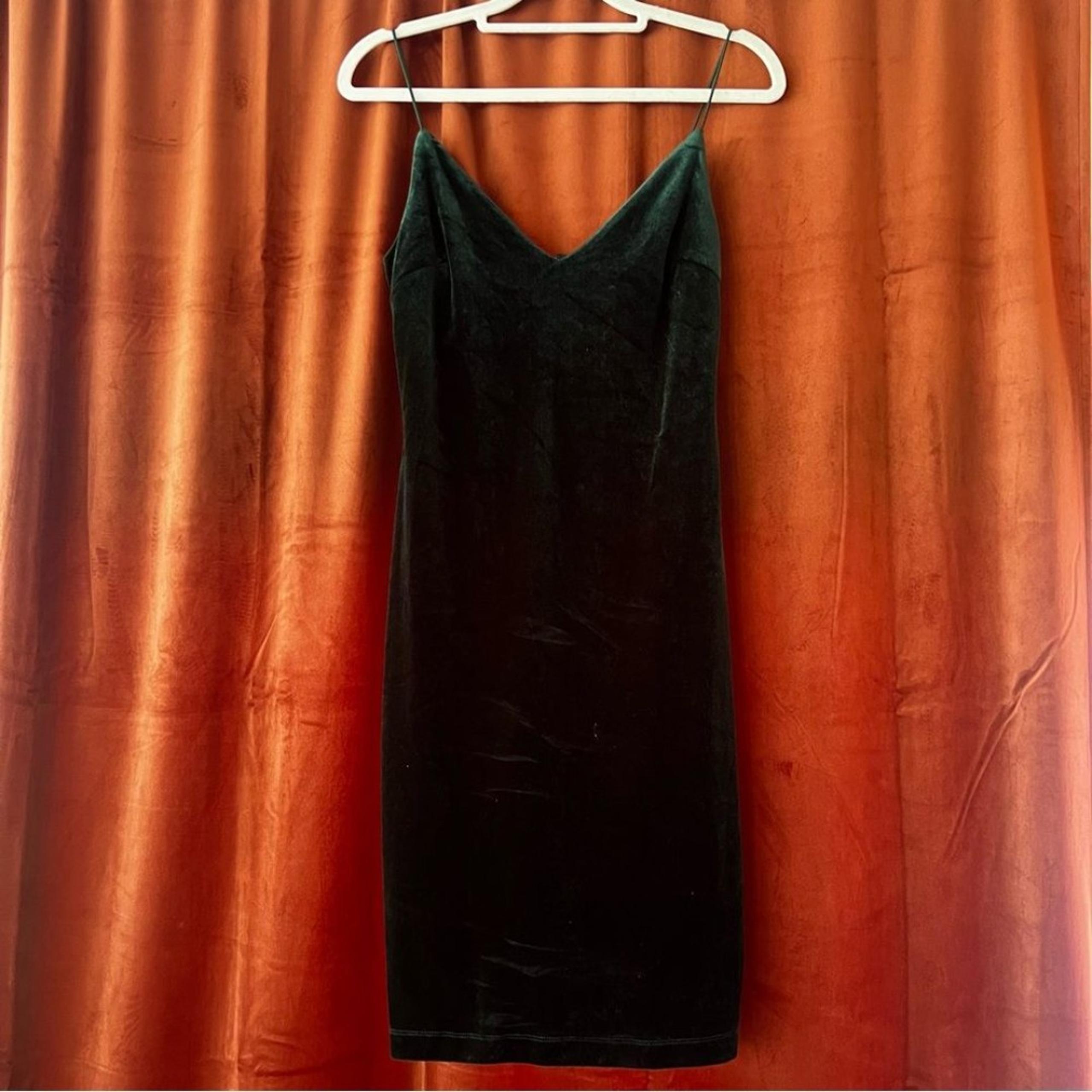 B. Smart Green Velvet Formal Dress
