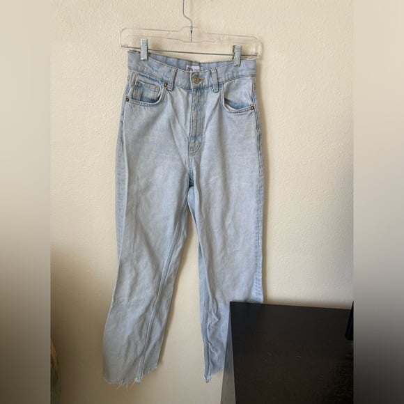 Zara Women’s Wide Leg Light Wash High Rise Denim Size US 4 Raw Hem Relaxed Fit