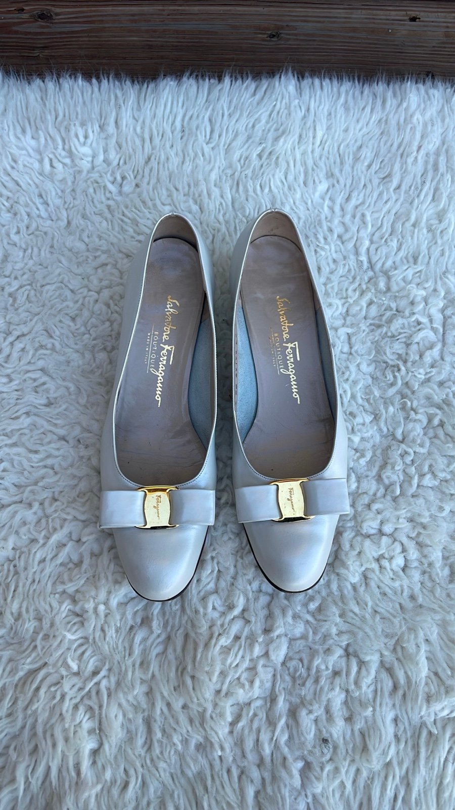 Salvatore Ferragamo Bow Low Heel Shoes. Size 9 AA