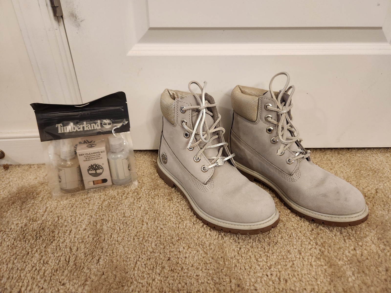 Womens Timberland Gray And Silver Boots Size 8 With Cleaning Kit Suede Leather