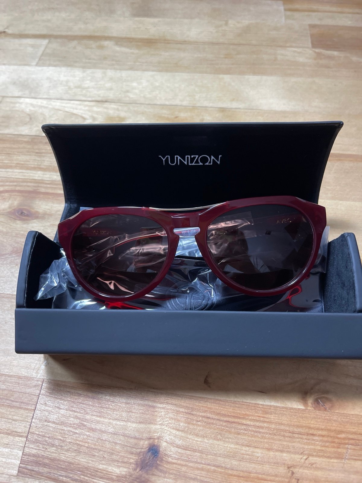 New Yunizon Avec Medium Sunglasses Milky Black Cherry