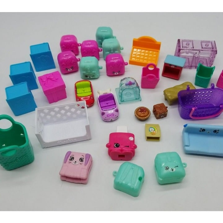 Shopkins Random Accessory & Fig Lot of 32 Assorted Mixed Seasons Clean Condition