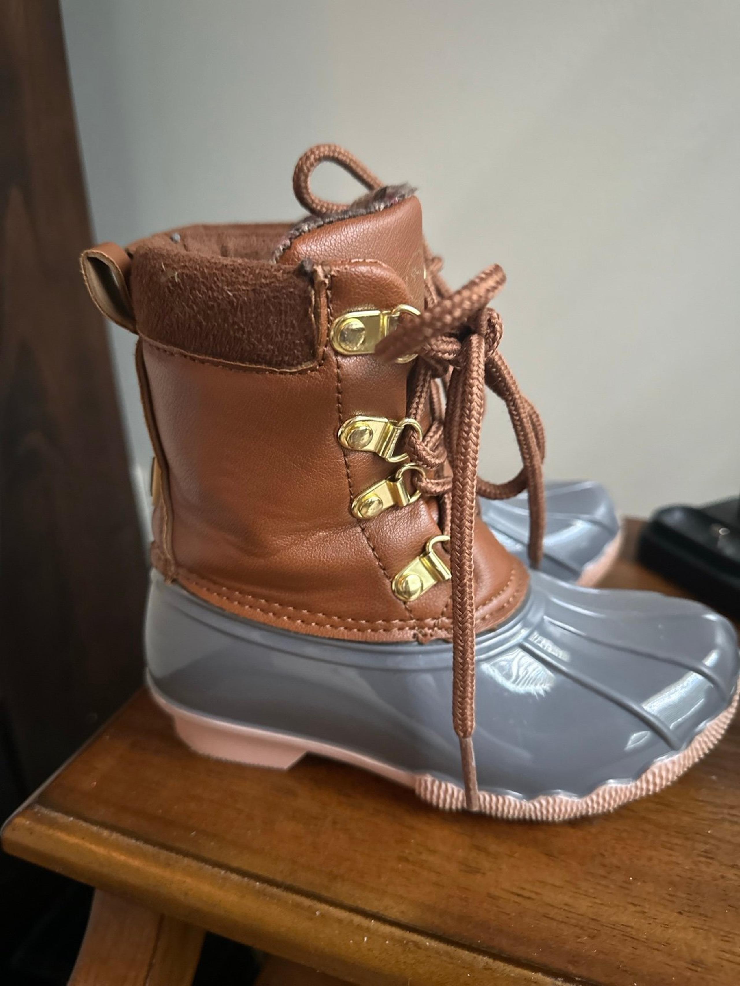 Toddler size 11 duck boots