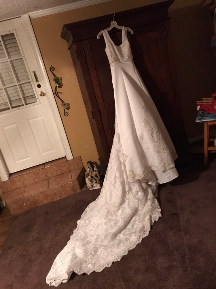 Wedding Dress made by Forever Yours Brand New never been Worn