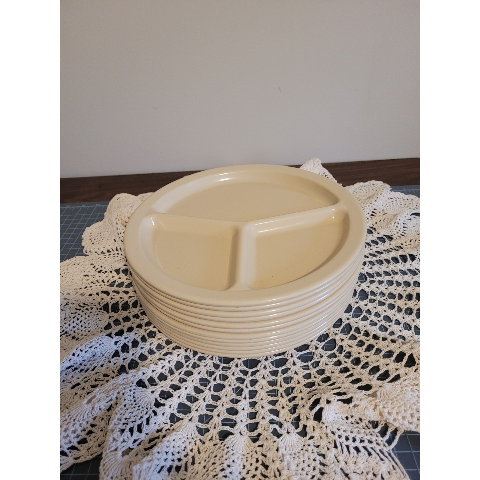 Texas Ware type 136 Melamine 10 Divided Dinner Plates - Beige Set Of 12 Vintage
