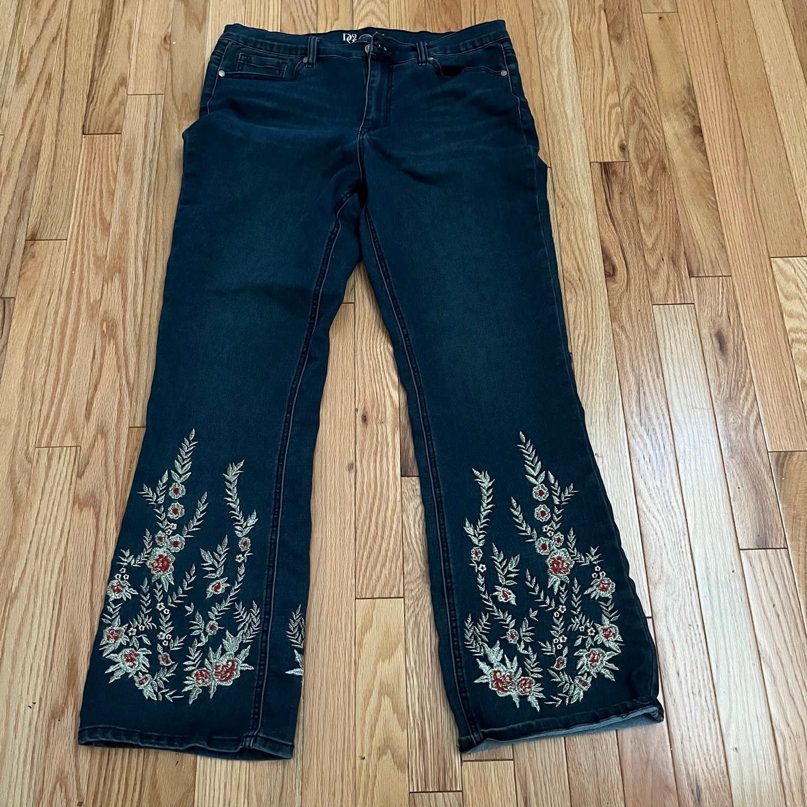 DG2 by Diane Gilman Floral Embroidered Jeans. Blue denim, size 14,