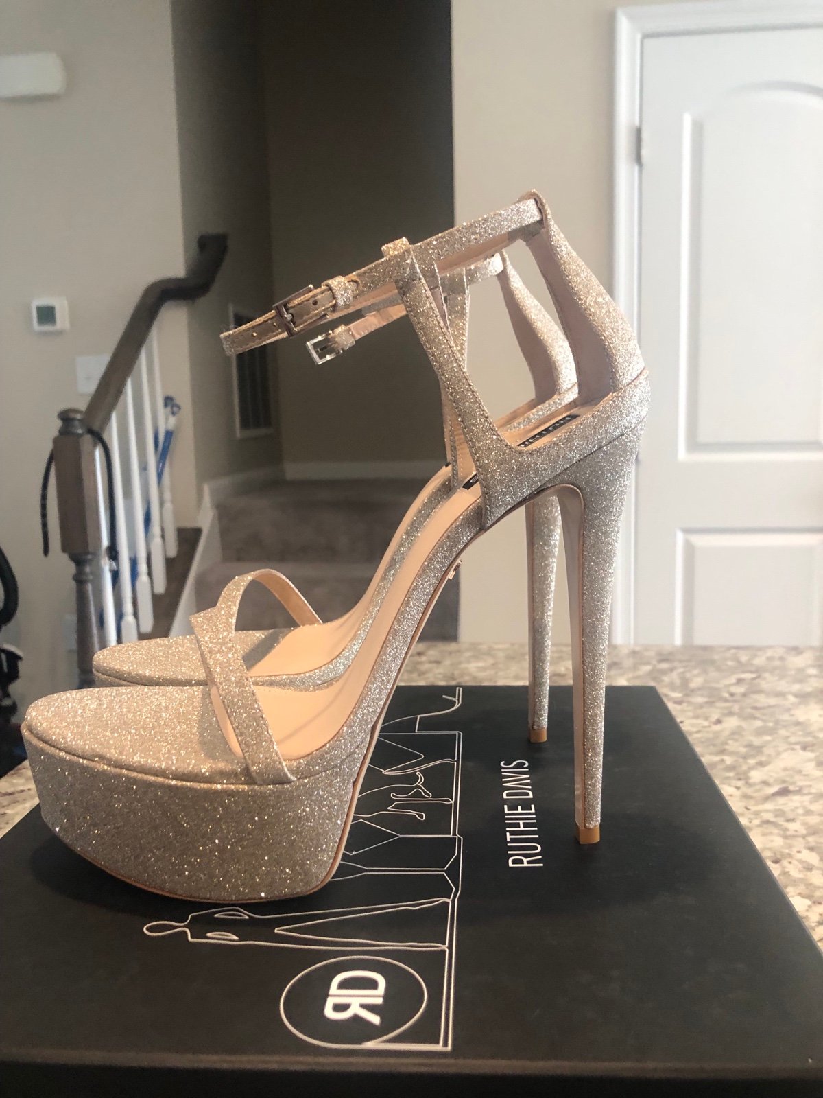 Ruthie Davis Champagne Glitter Sandal! Size 42, in my opinion fits a Size 10!