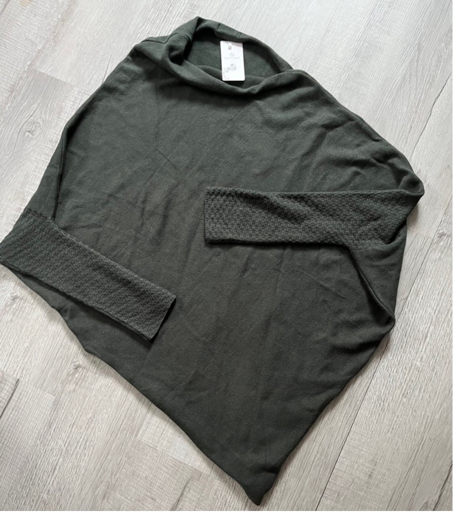 Lillusory NWT poncho sweater size L