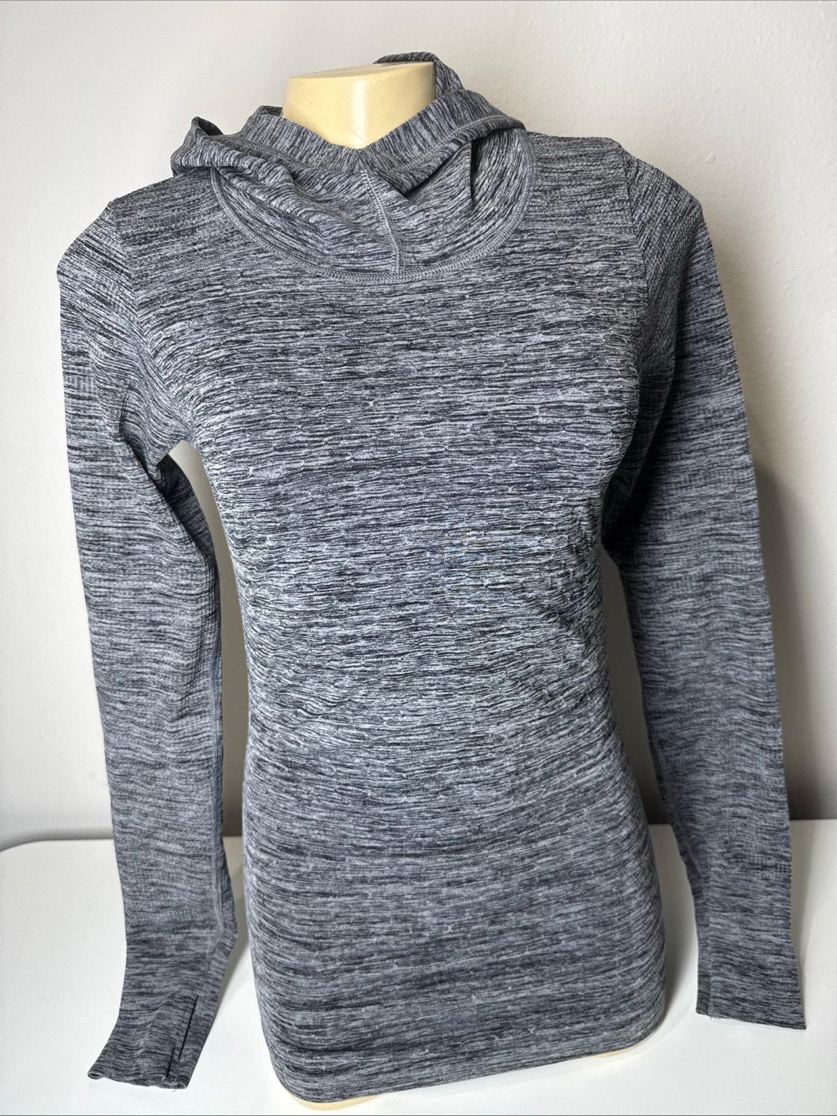 NWOT Athleta Hooded Athletic Seamless Top Gray Thumbholes XS