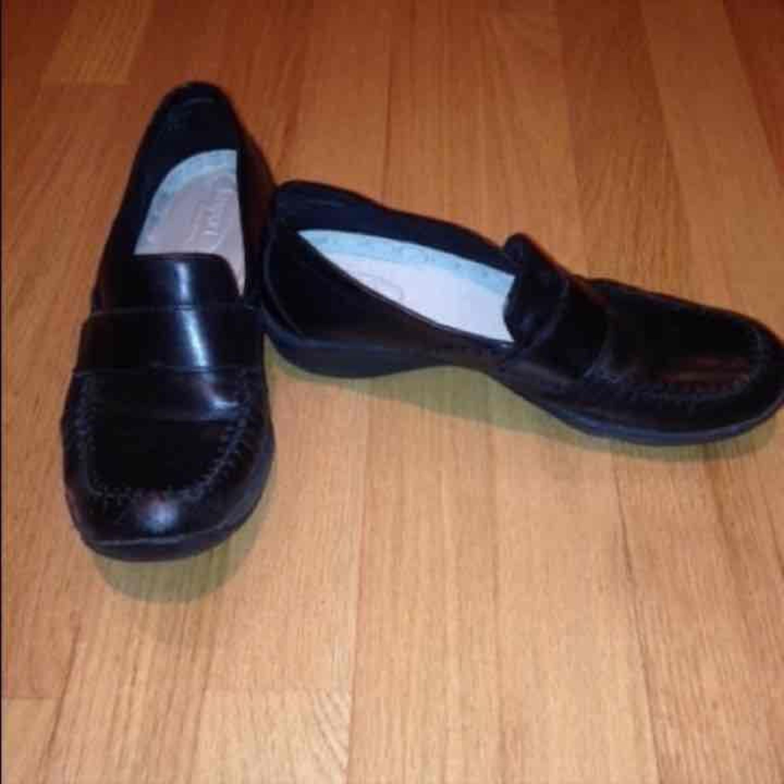 LizSport Leather Loafers