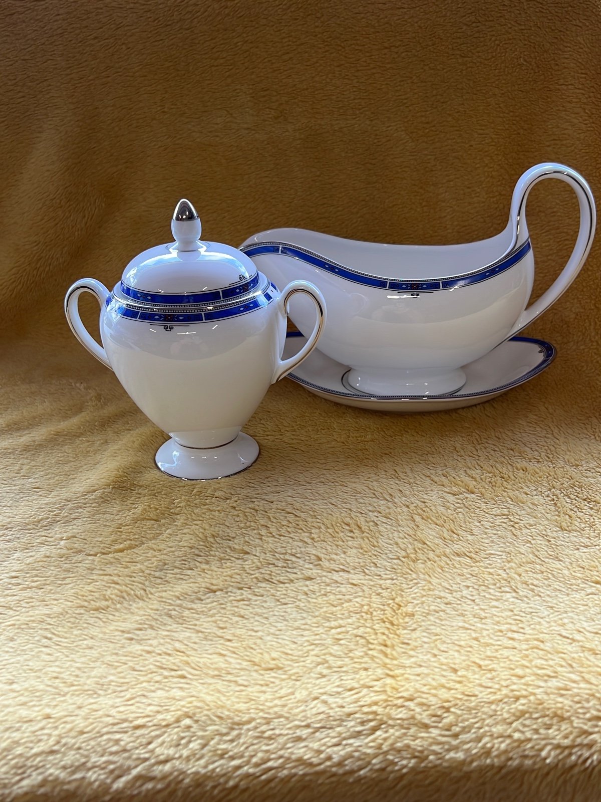 Wedgwood gravy boat & sugar with lid