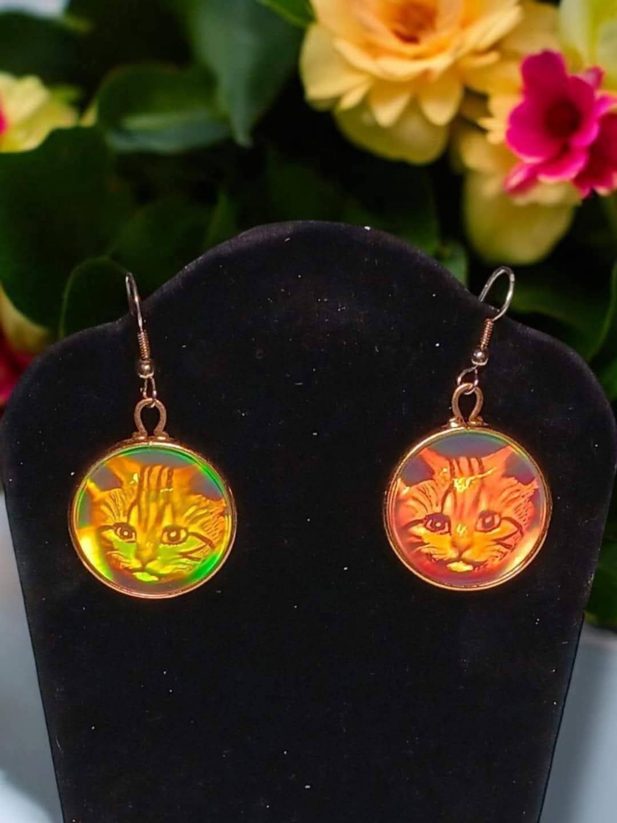 Vintage 9K Gold Rare Unique 1980s Cat Hologram color change dangle earrings