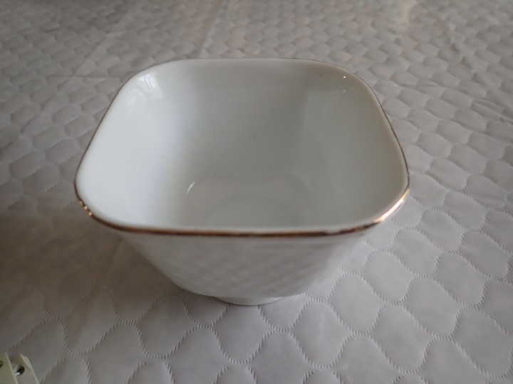 White Square Bowl Pattern Gold Rim