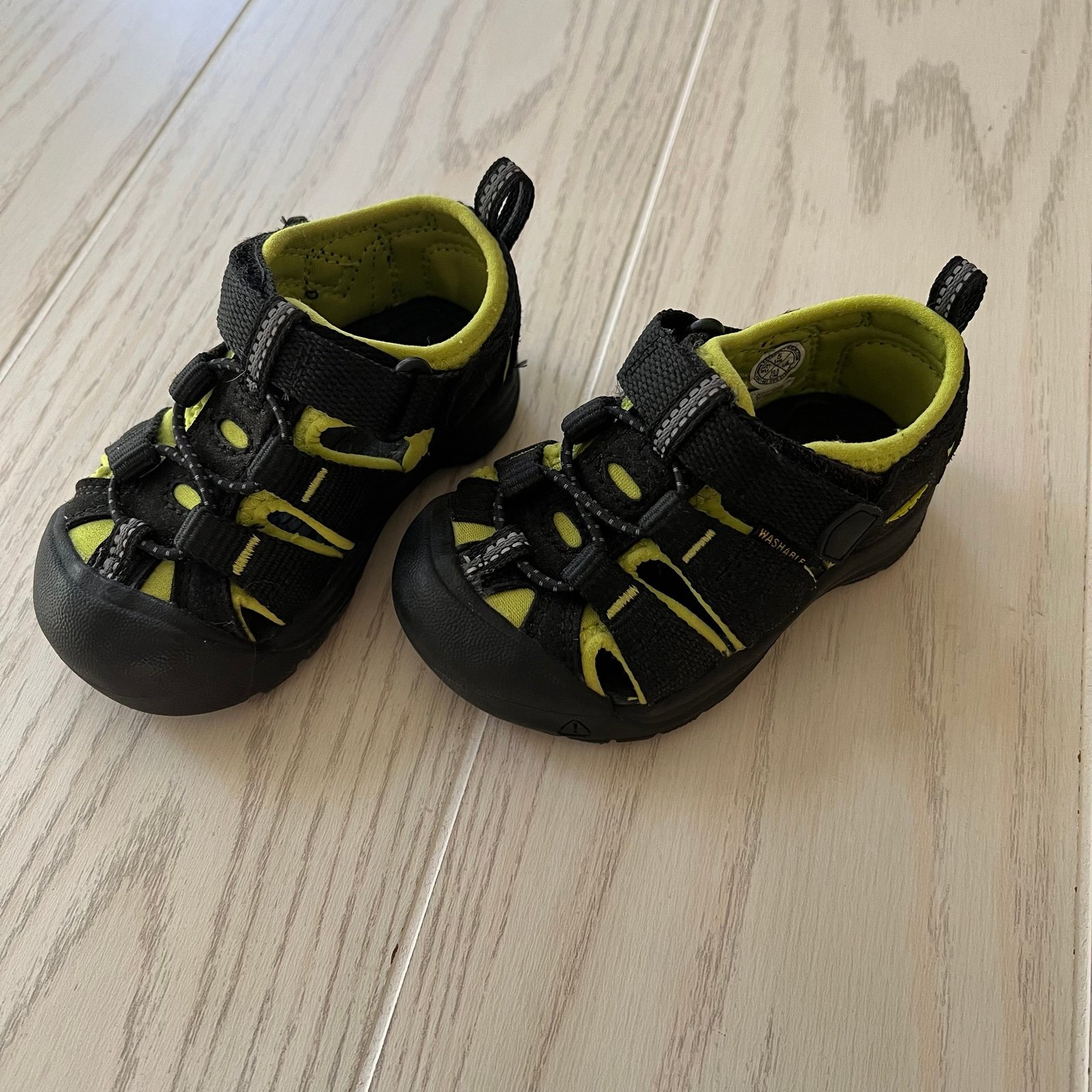 EUC Keen black sandals 5
