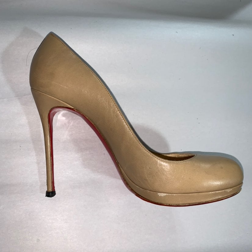 CHRISTIAN LOUBOUTIN size 38 nude heels
