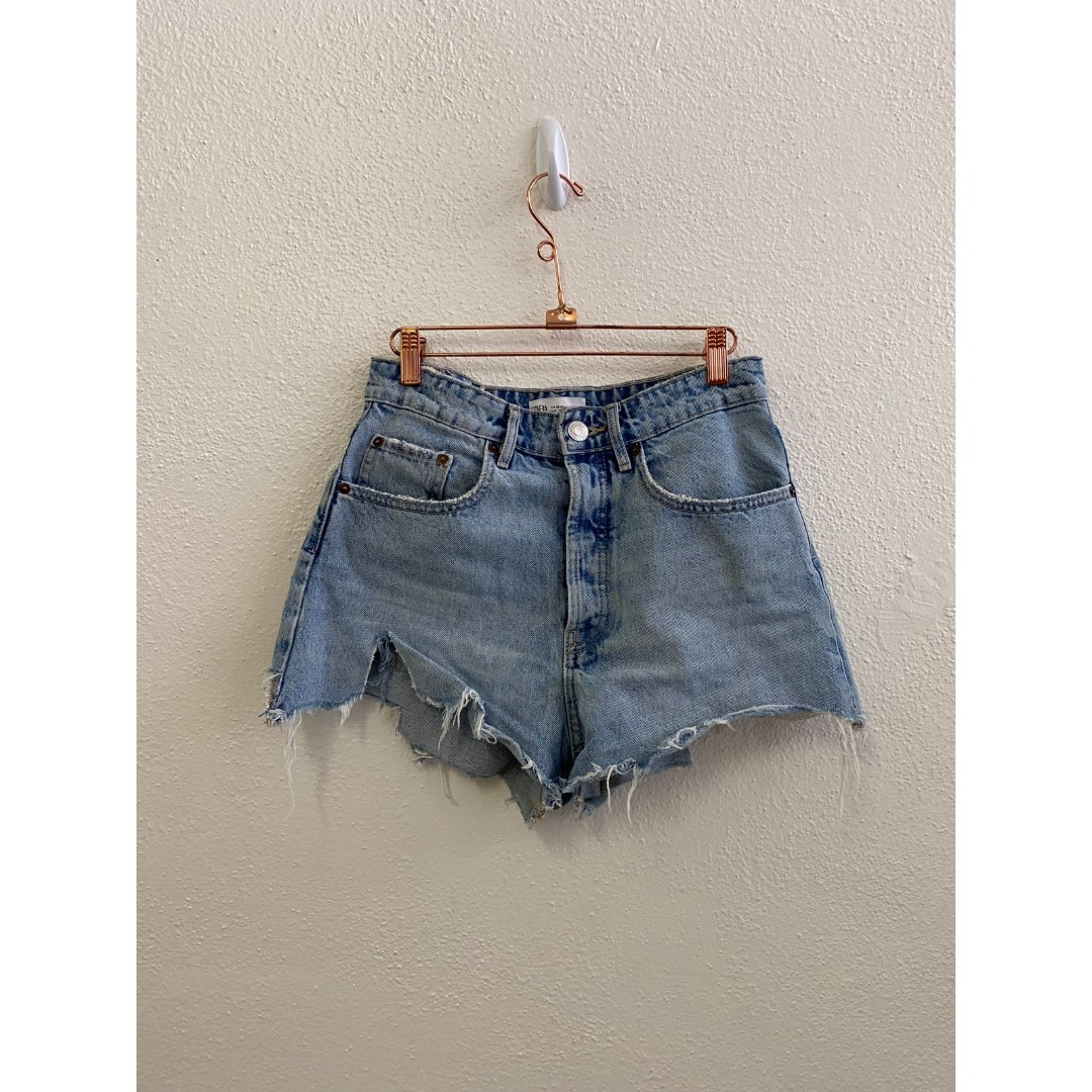 zara high waisted distressed light wash denim button shorts size 4