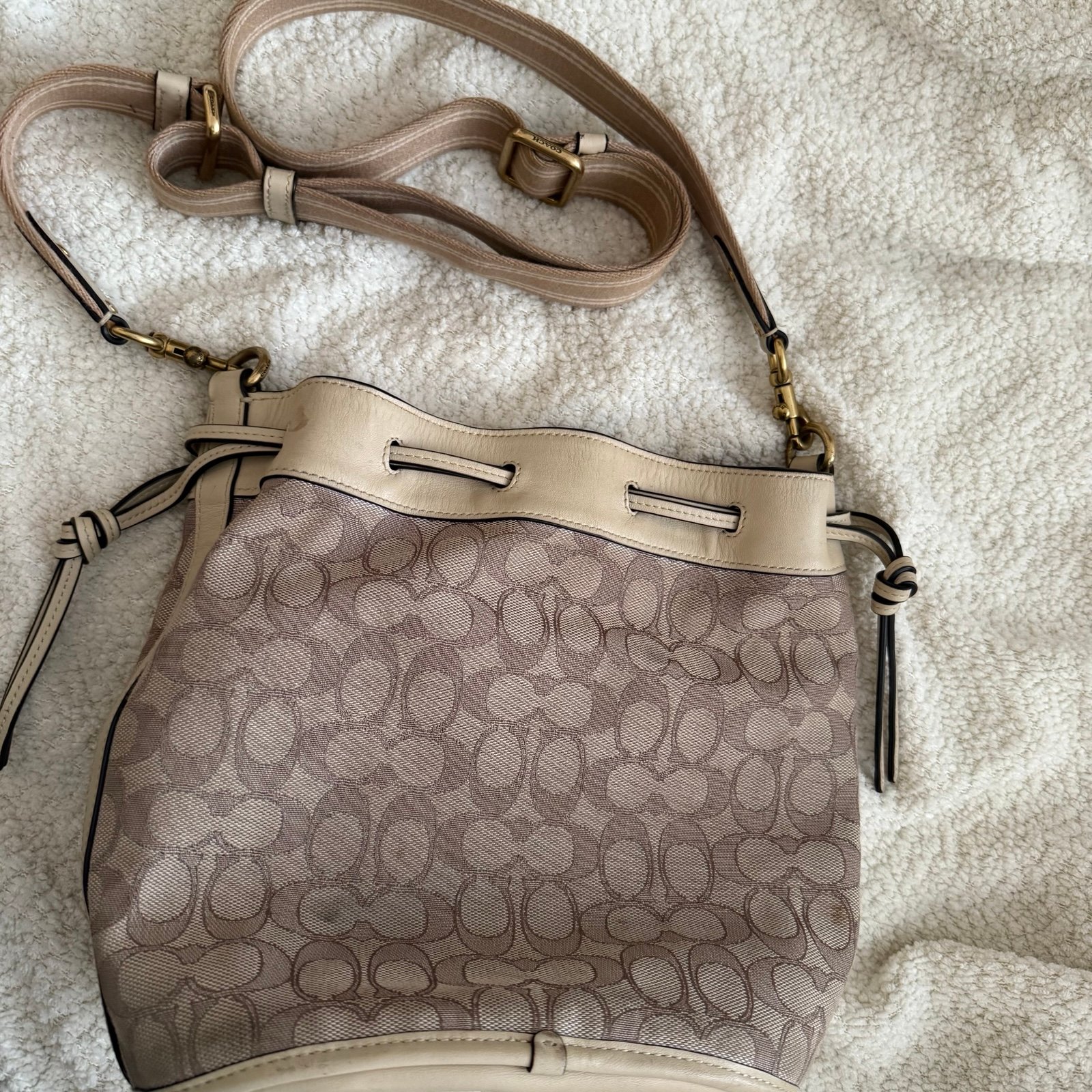 coach field bucket bag with signature jacquard - stone ivory