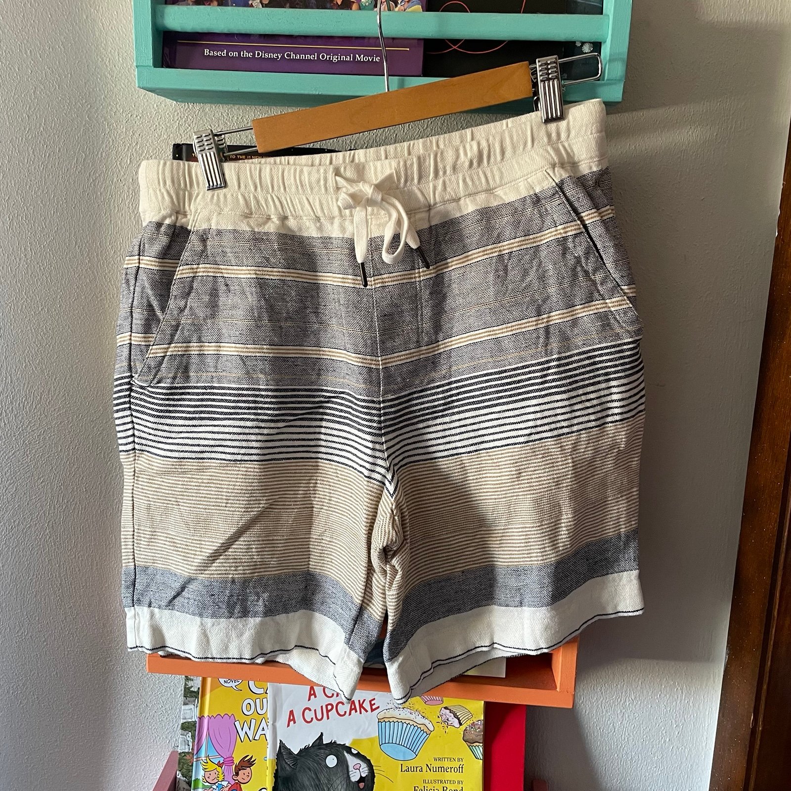 Vince ENGINEERED STRIPE STRETCH LINEN BLEND SHORTS IN OFF WHITE/ COASTAL