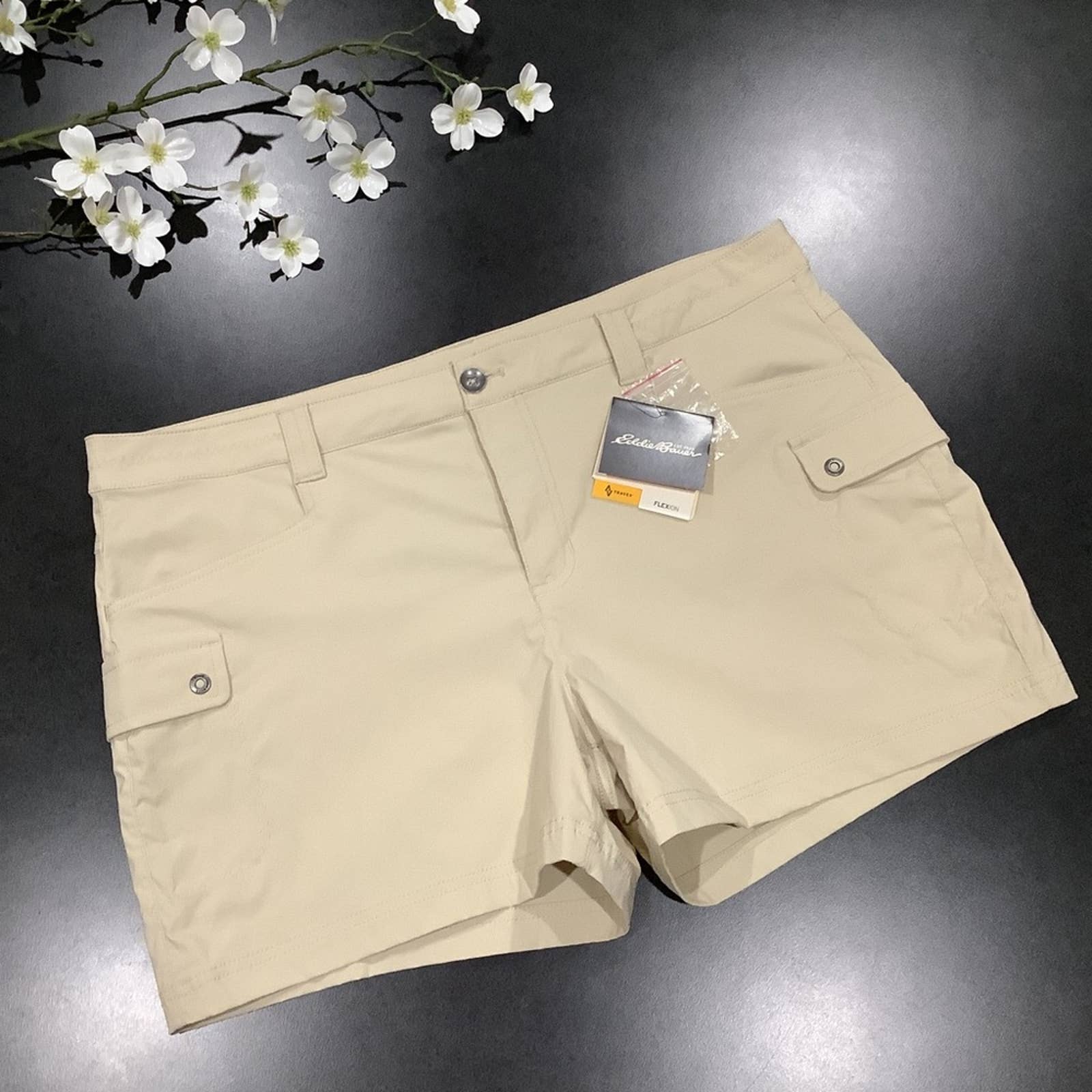 Eddie Bauer Travex Stretch Cargo Shorts Light Tan Sunscreen 4 Inch Inseam NWT