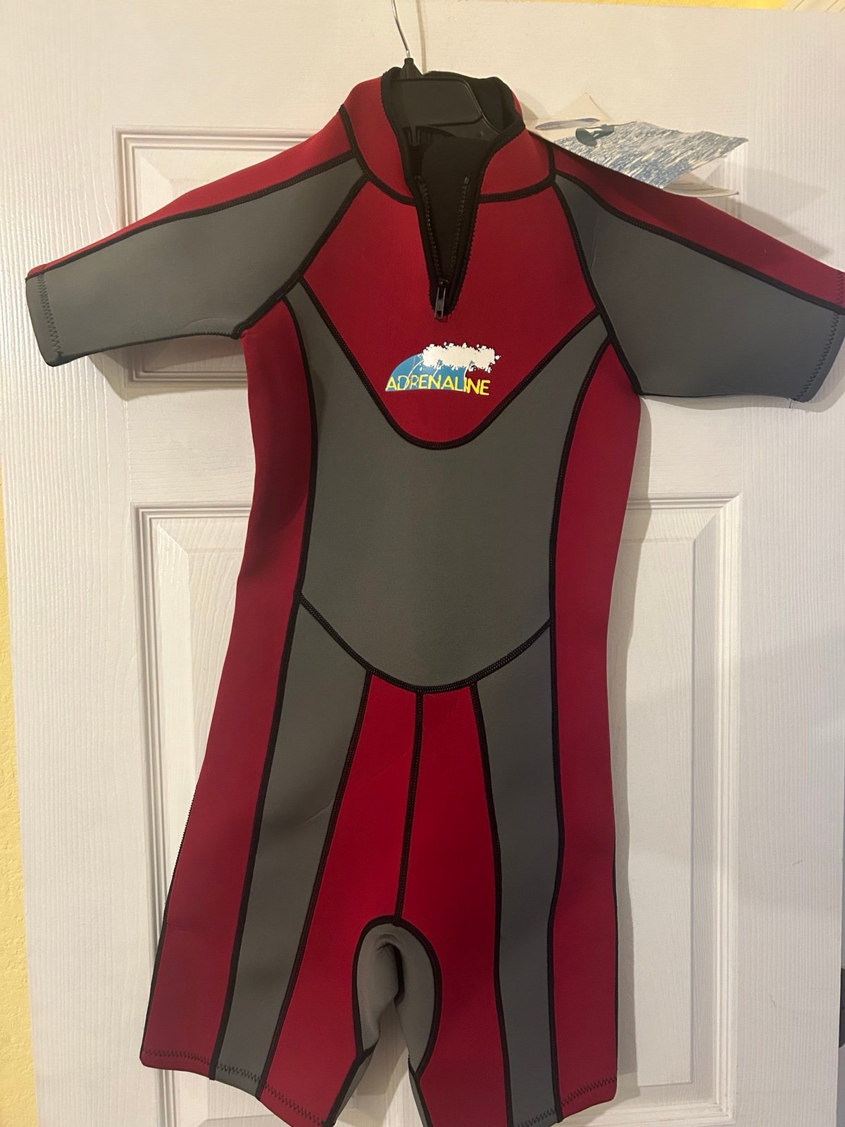 Adrenaline Short Sleeve Shorty Wetsuit Surfing Suit Adult Medium Red/gray