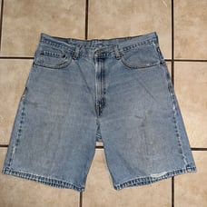 Men’s Levi’s 550 Jean Shorts Sz 38 Relaxed Fit, Light Wash w/ Small Distressing