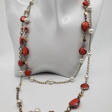 Glistening orange retro pearl necklace