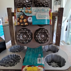 Pioneer woman cakelett pan