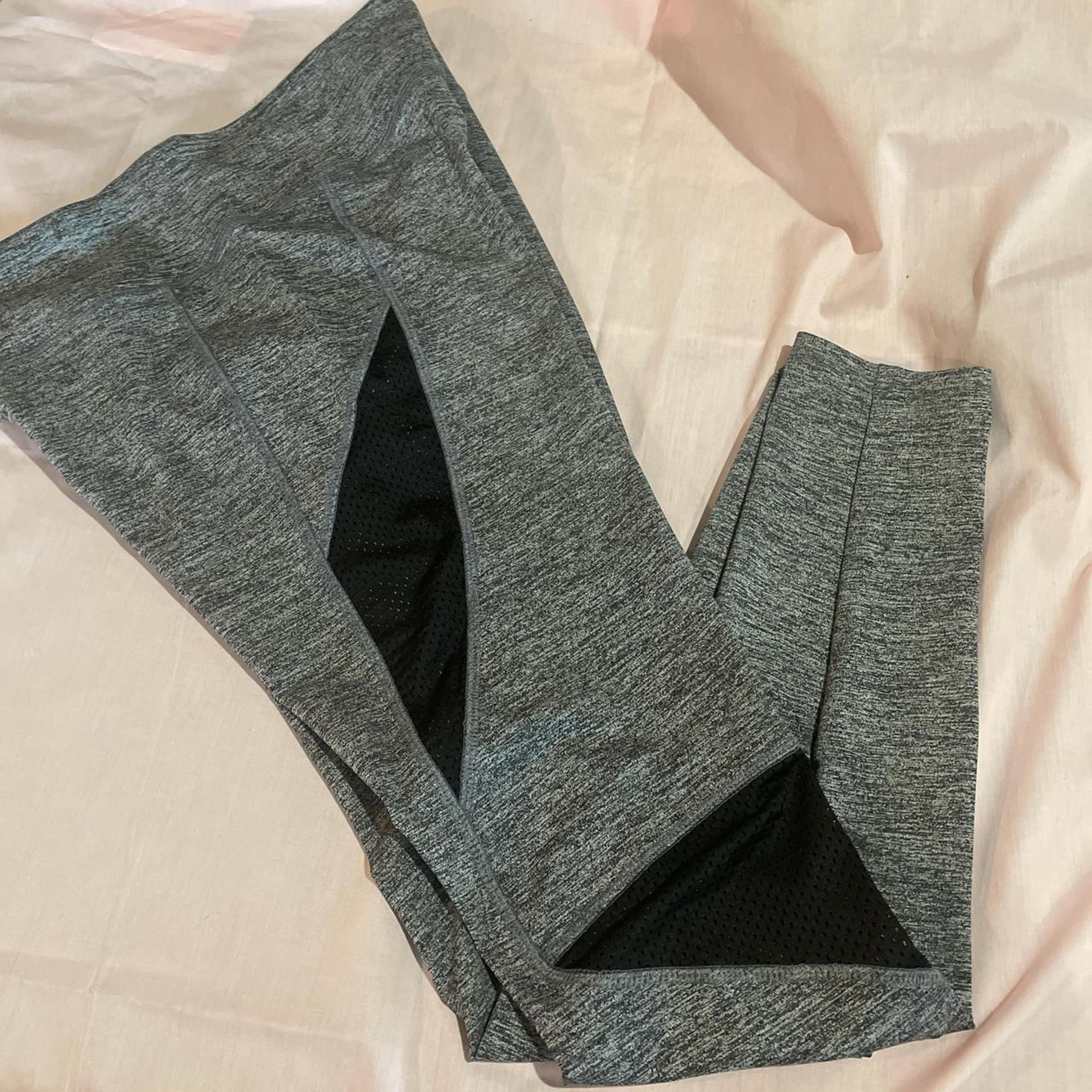 Grey and black sporty leggings #activewear
Forever 21
Size M