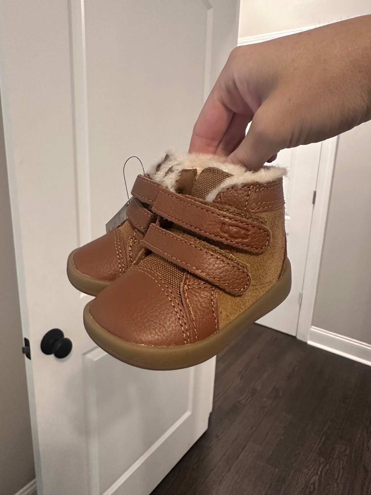 rennon baby uggs 2/3