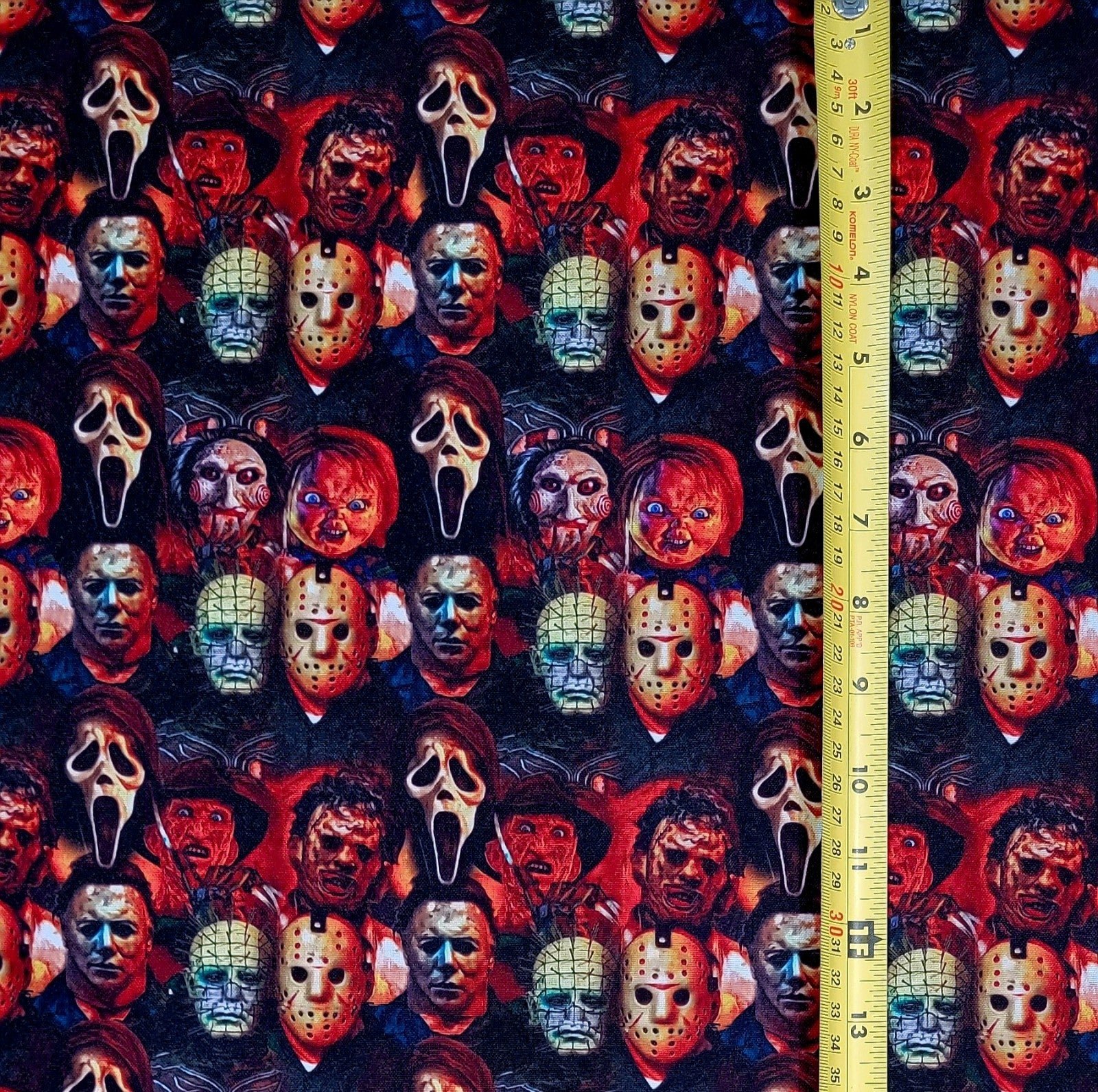 HALLOWEEN SCARY MOVIE VILLAINS FACES 1 YARD FABRIC (36 X58 )