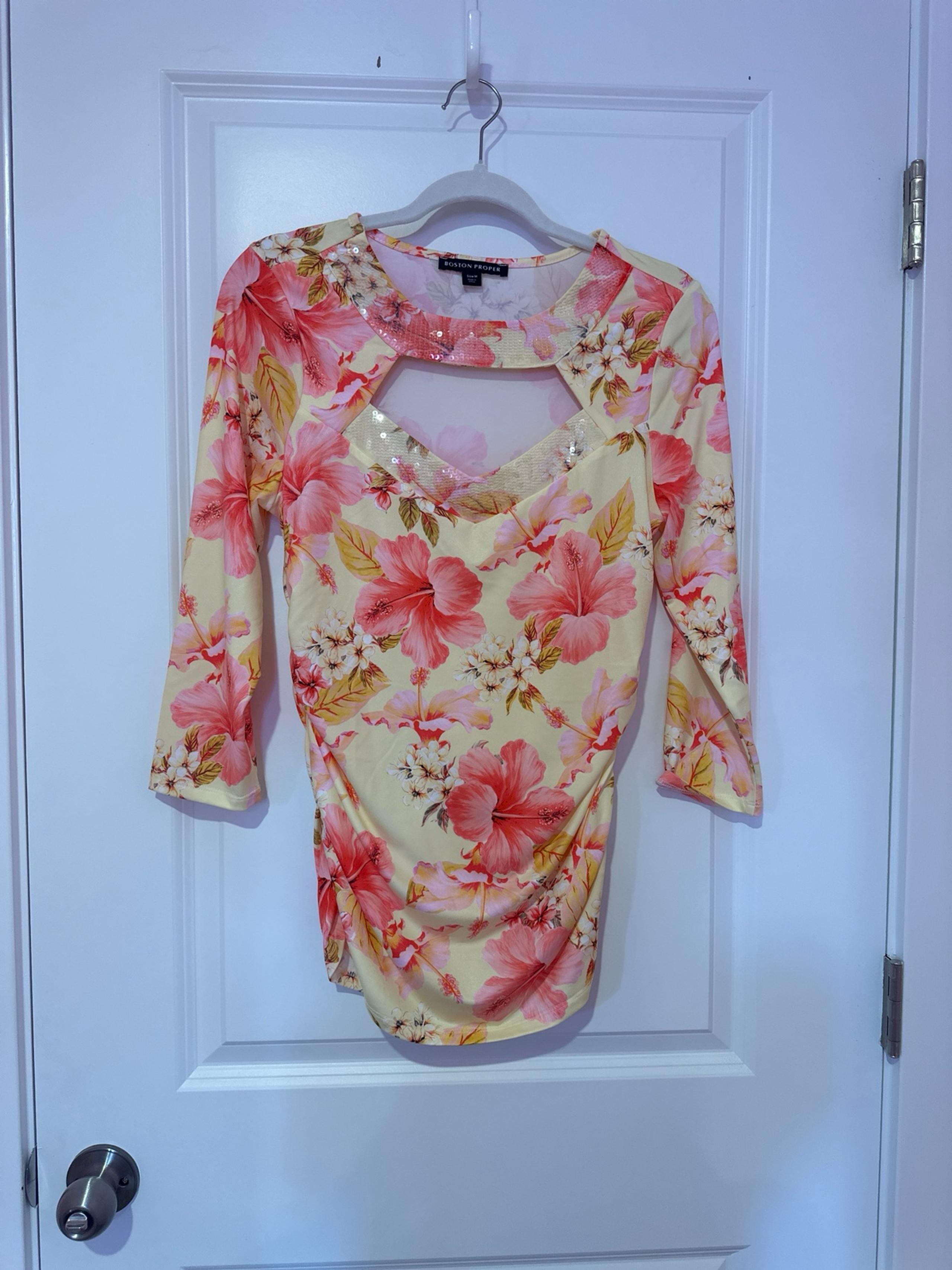 Boston Proper So Chic Print Cut Out Ruched Knit Top Hibiscus Springs - Size M