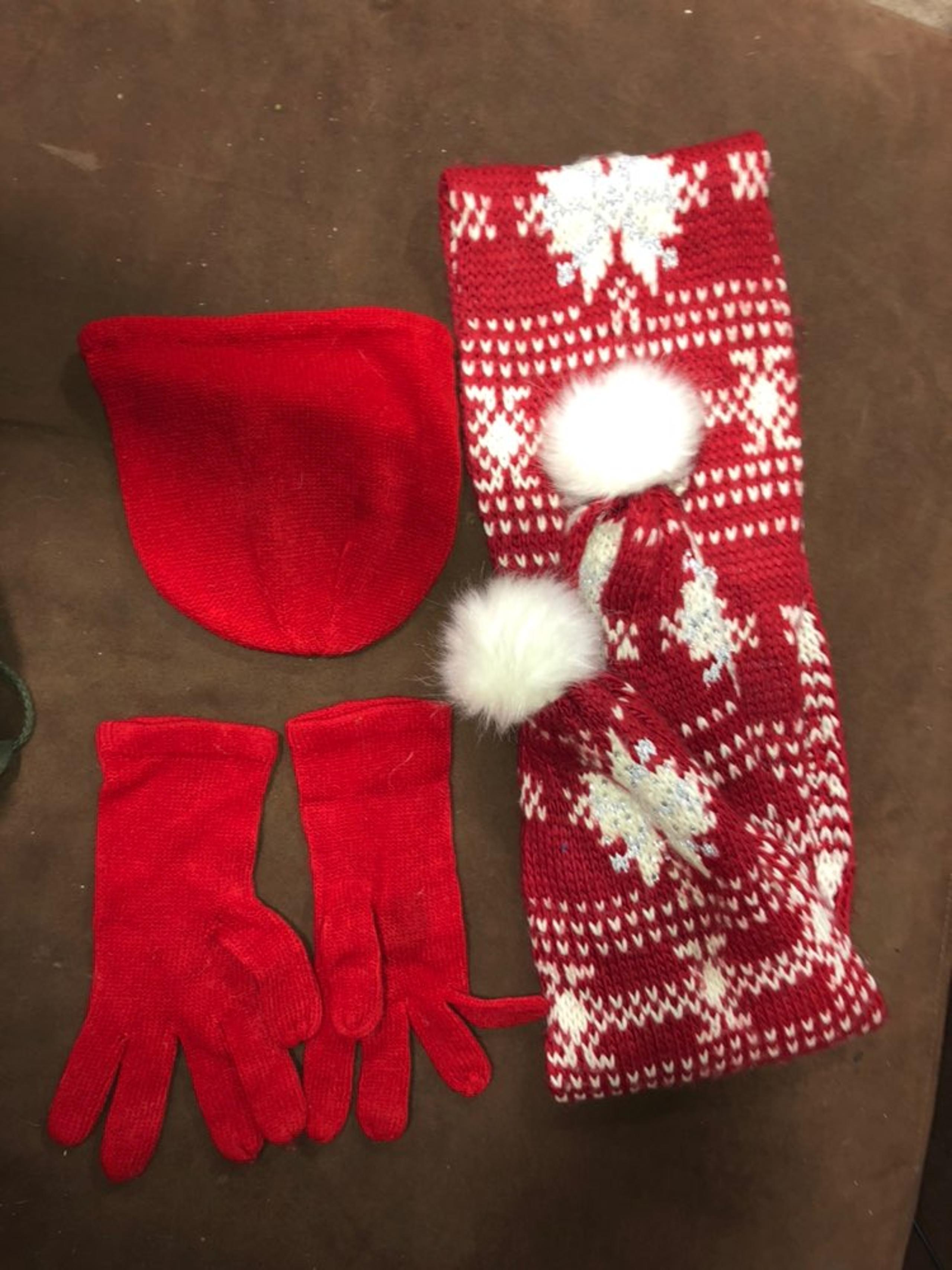 NY & Company Hat, Glove & Scarf Set
