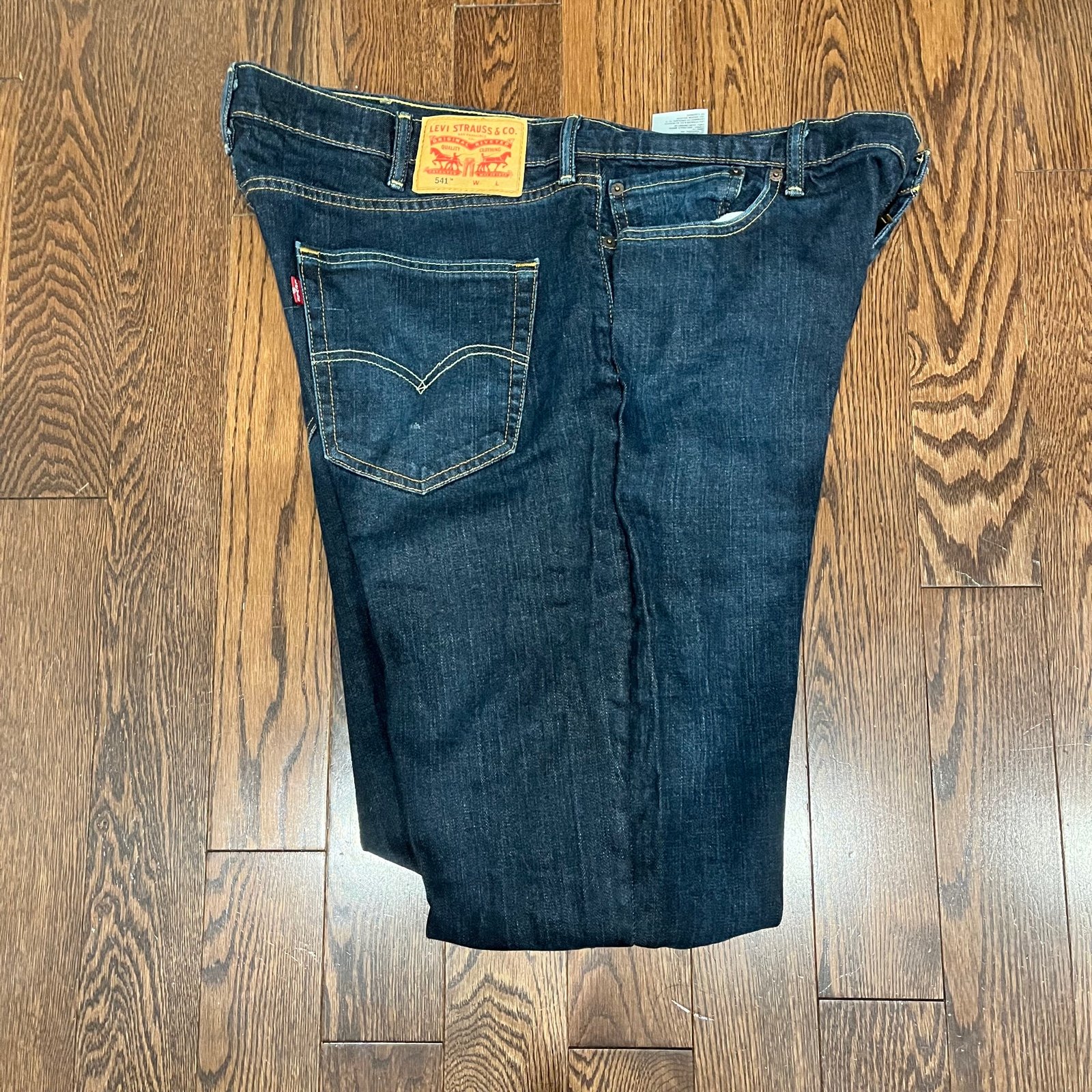 {Levi Strauss & Co.} 541, 42W 34L