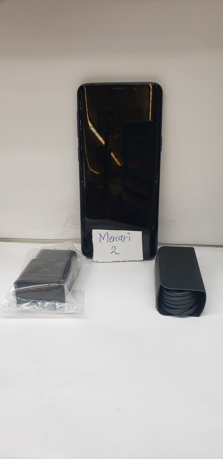 Samsung s9 64gb Unlocked / some scratches on the screen