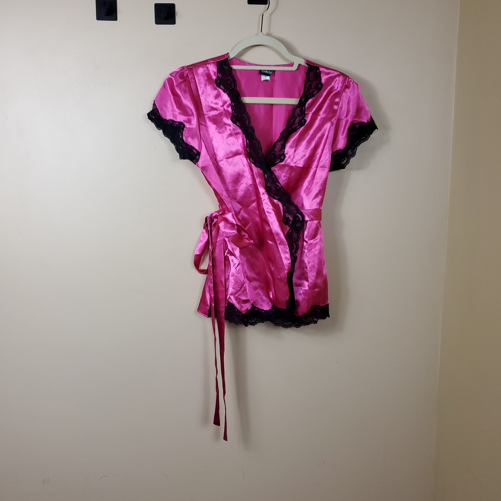 Frederick’s of Hollywood Satin Cropped Robe in Pink Size M