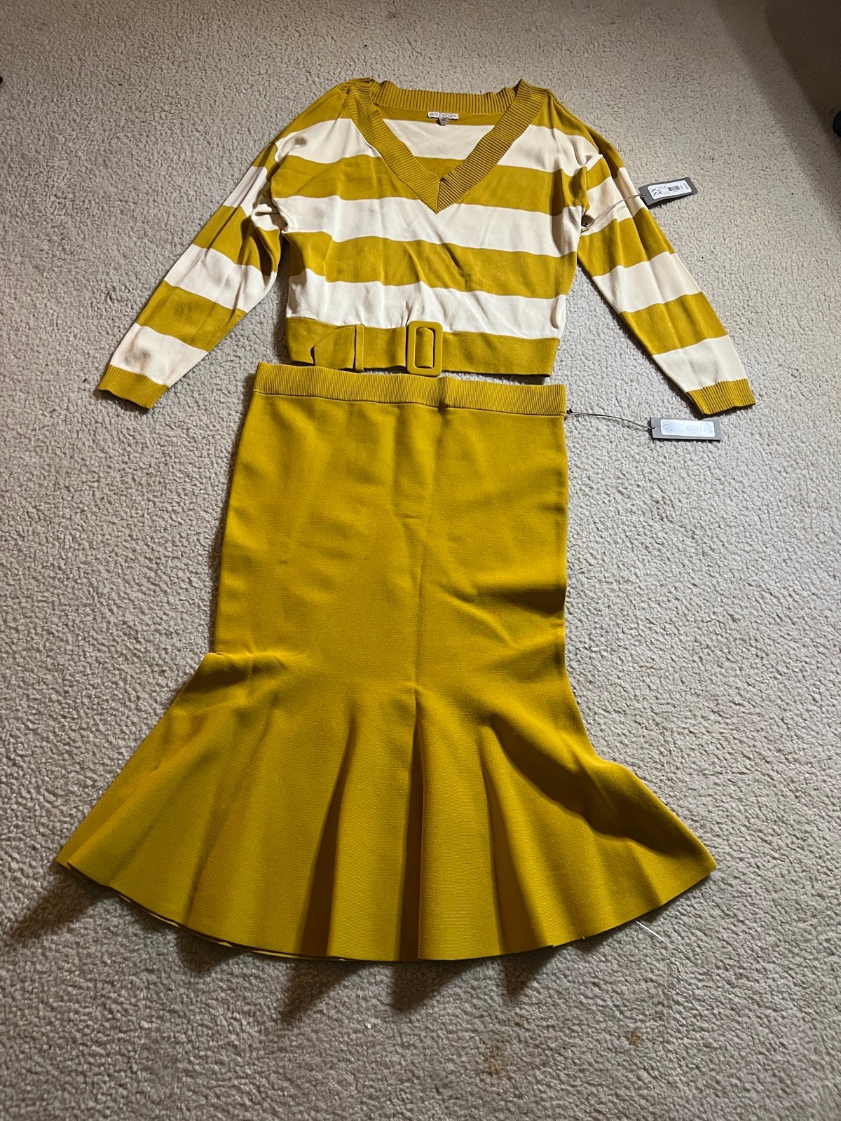 NWT Eva Mendes & NY&C Lucia Mustard/Yellow V-neck Striped Sweater Size Large