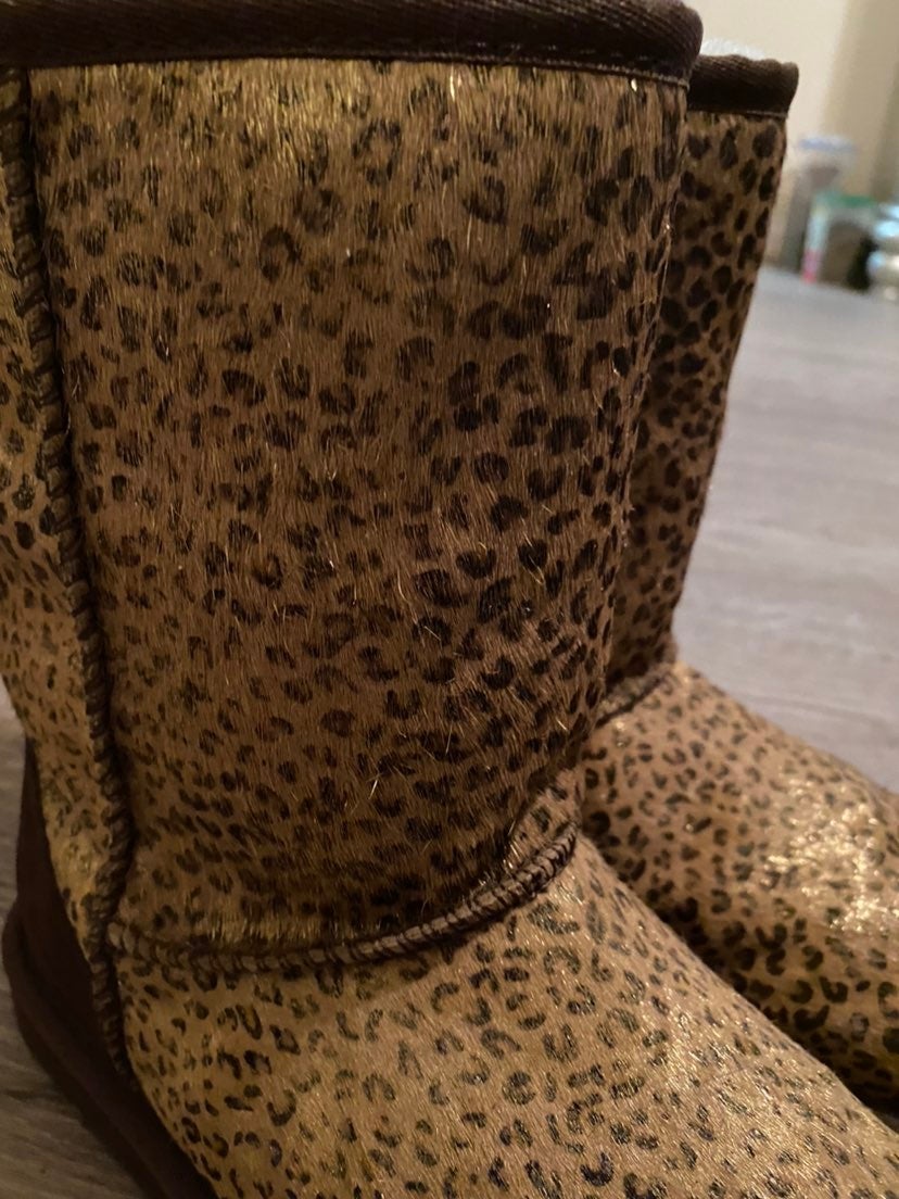 UGG BOOTS SIZE 8